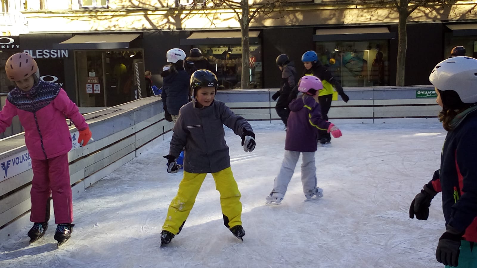 Eislaufen am Rathausplatz in Villach