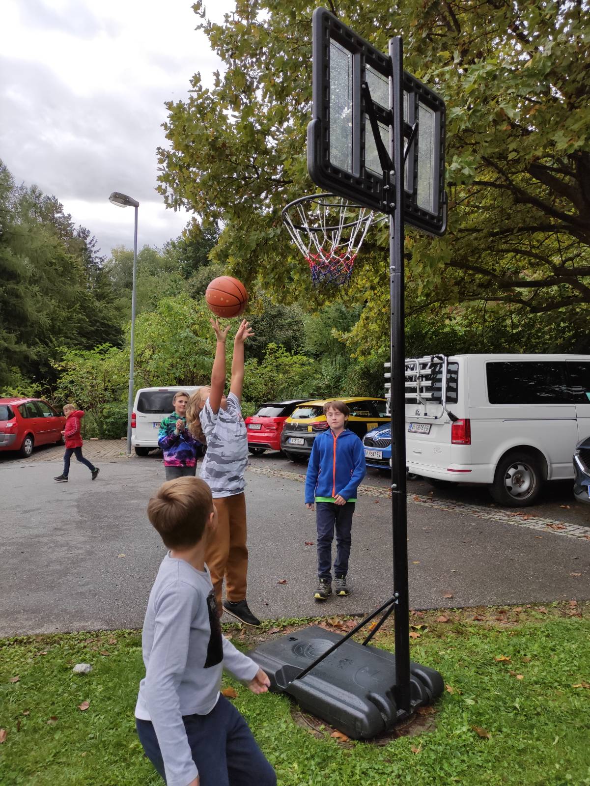 Ein neuer Basketballkorb für die Kinder der Ganztagesschule